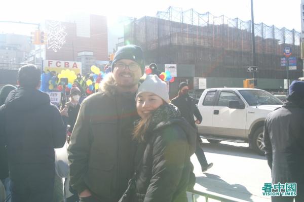 卡伦(Cullen)和他的太太特地从曼哈顿赶来观看这场庆祝中国新年的游行(看中国摄影:張正)