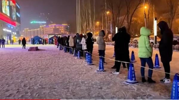内蒙古呼和浩特市民夜间零下4度在大雪中排队等待做核酸检测。(图片来源:视频截图)
