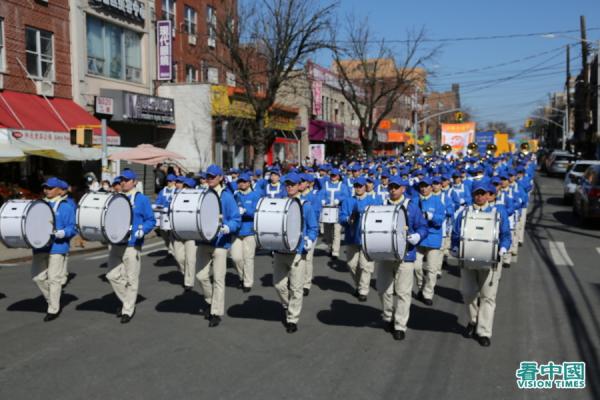 纽约地区近千名部分法轮功学员,于27日在纽约布鲁克林八大道的华人社区举行盛大游行。