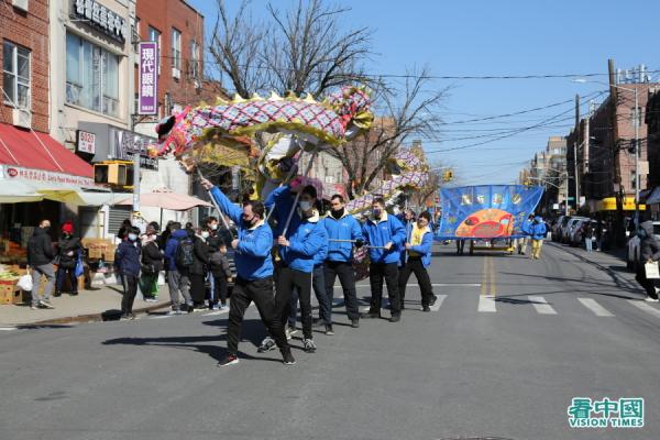 纽约地区近千名部分法轮功学员,于27日在纽约布鲁克林八大道的华人社区举行盛大游行。