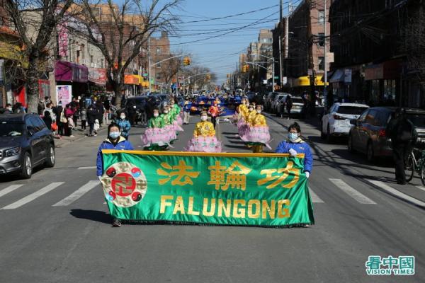 纽约地区近千名部分法轮功学员,于27日在纽约布鲁克林八大道的华人社区举行盛大游行。