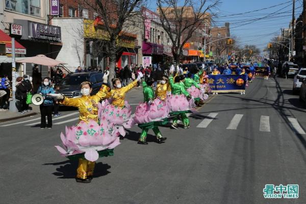 纽约地区近千名部分法轮功学员,于27日在纽约布鲁克林八大道的华人社区举行盛大游行。