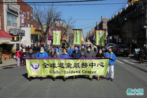 纽约地区近千名部分法轮功学员,于27日在纽约布鲁克林八大道的华人社区举行盛大游行。