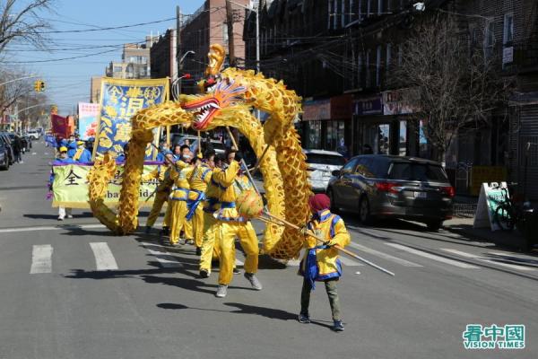 纽约地区近千名部分法轮功学员,于27日在纽约布鲁克林八大道的华人社区举行盛大游行。