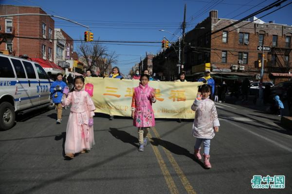 纽约地区近千名部分法轮功学员,于27日在纽约布鲁克林八大道的华人社区举行盛大游行。
