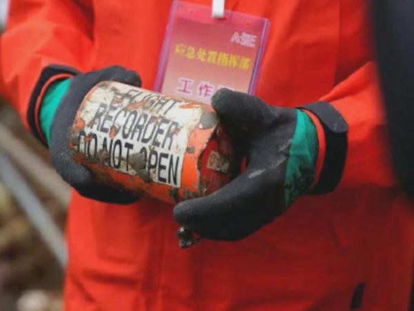 寻获第二部黑匣子(飞行数据记录器)