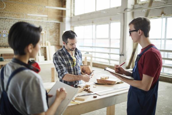 “青年承诺合约”(Contrat d’engagement jeune)将为16至25岁的年轻人量身定制就业培训计划,帮助其找到合适的工作。(123RF)