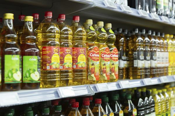 西班牙超市里的食用油(123RF)