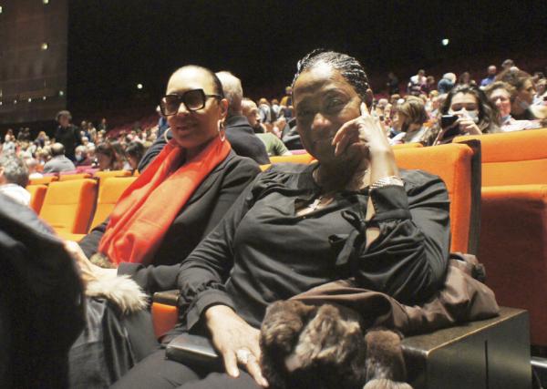 法国法兰西岛议会议员德•罗齐耶尔女士（右）与女儿