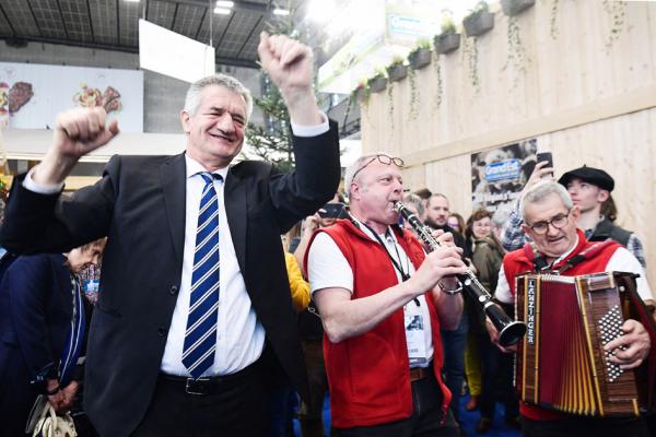 民调显示,法国选民最想和来自“抵抗党”(Résistons)的总统候选人拉萨勒(Jean Lassalle:右)喝杯啤酒。(Photo by BERTRAND GUAY/AFP via Getty Images)