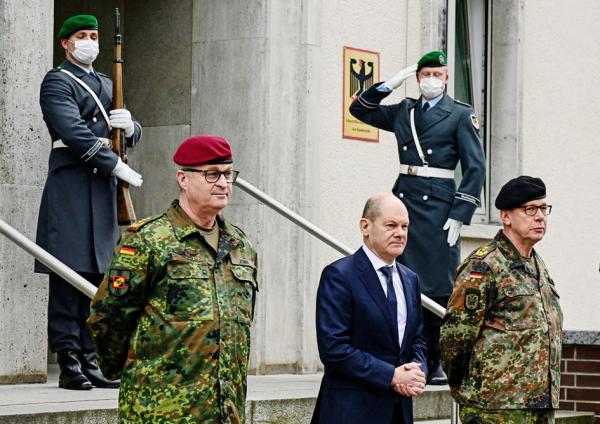 3月4日,德国总理肖尔茨(前排中)视察位于德国东部施维洛塞(Schwielowsee)的部队。(TOBIAS SCHWARZ/AFP via Getty Images)