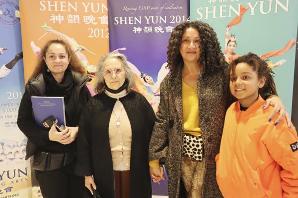 电影技术专家Grédoire女士（右二）与母亲和妹妹Ruiz女士及外甥