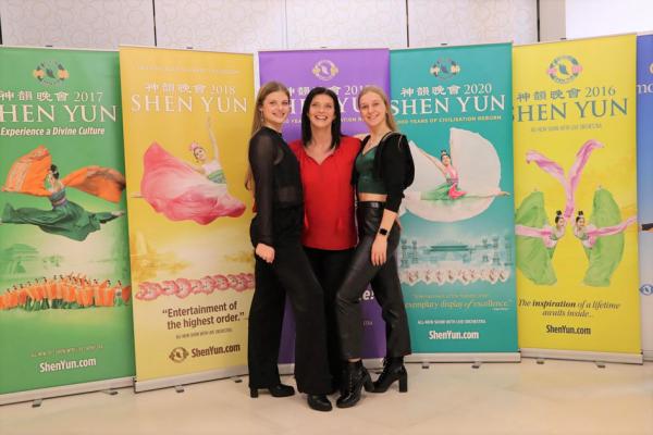 比利时舞蹈老师Sofie Dursin(中)与她的两名舞蹈学生