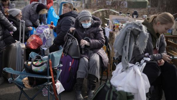 乌克兰人逃难 (图片:Christopher Frlong/Getty Images)