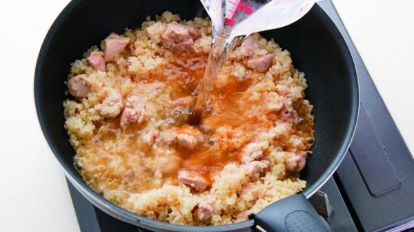 加入热水、白酒、法式清汤，用大火煮沸。（以上图片来源皆为台湾广厦出版社提供）