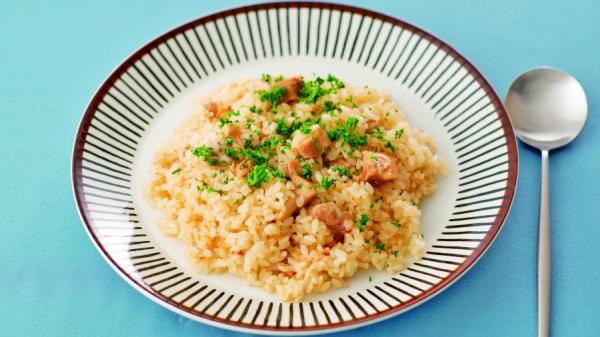 鸡肉手抓饭可以撒上香芹来增加料理的色彩。