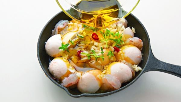 橄榄油的分量基本上要盖到食材的2/3以上，因此铸铁锅直径越大，橄榄油的用量越多。