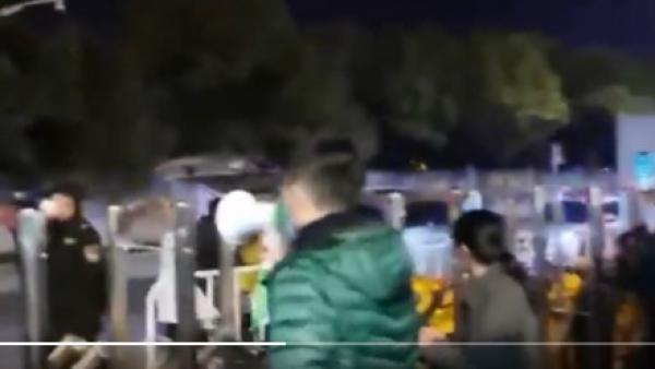 上海全面爆发疫情,市民被与病例混住隔离,市民绝望:“我们要活命”。(图片来源:视频截图)