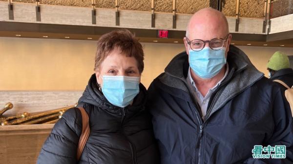 电子工程师Michael Kellas（右）观看了2022年3月13日下午的神韵演出。（图片来源：看中国/柳笛）