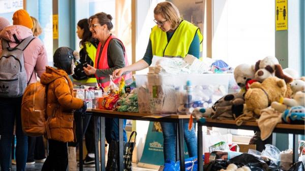 2022年3月15日，瑞典志愿者迎接乌克兰难民（图片来源：JONATHAN NACKSTRAND/AFP via Getty Image）