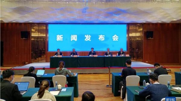 官方22日晚针对空难召开记者会,东航云南公司董事长孙世英读稿回应引发争议。(图片来源:微博截图)