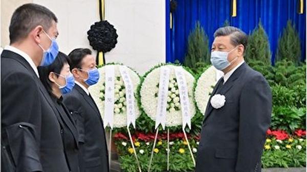 习近平满头白发现身之后,中共中央开始反常操作人事调整。