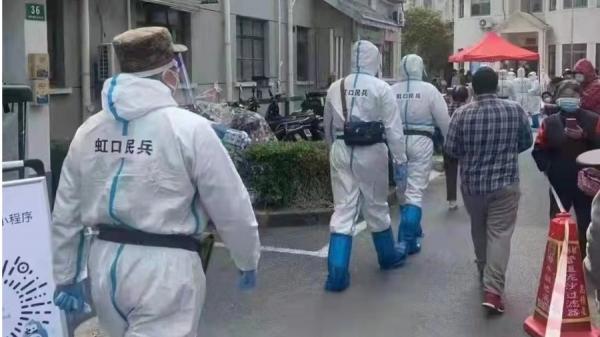 有消息传出,大陆民间已经开始调动“民兵”,作为协助封控的工作人员。(图片来源:微博)