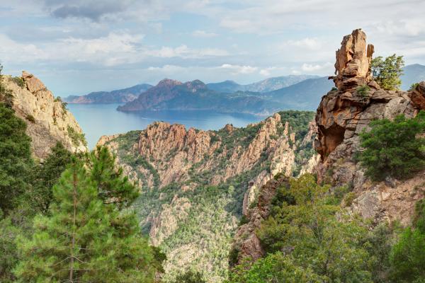 皮亚纳的山海美景（123RF）