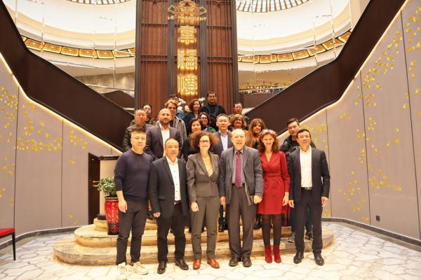 法国住房部长瓦贡女士（前排左三）一行与美丽城联合商会成员及华人代表合影。（摄影：林莲怡/看中国）