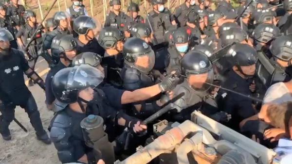 图为2020年8月4日保定警方暴力镇压大午集团的员工。(图片来源:自由亚洲电台)