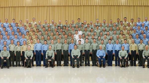 官方披露,中央军委联合参谋部作战局局长已换人。图为习近平(前排中)在西安视察军队。