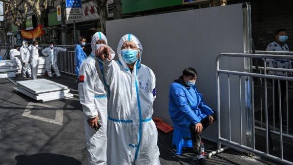 2022年3月15日,上海发现一名确诊后,警察对周边街道进行管控。(图片来源:Getty Images)