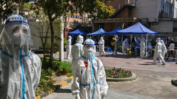 上海新增本土感染者超万死亡47例,11天内死亡285例,上海官方处分15名基层官员,网民嫌少。(图片来源:Getty Images)