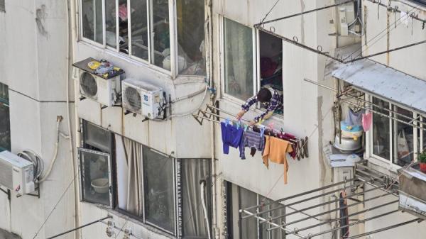 2022年4月6日,封锁中的上海静安区(图片来源:HECTOR RETAMAL/AFP via Getty Images)
