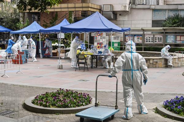 2022年4月9日,民众在上海静安区进行Covid-19核酸检测。(HECTOR RETAMAL/AFP via Getty Images)