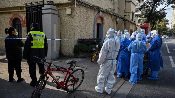 中国大陆单日21省新增本土感染者24326例,上海达23370例又死亡12例,外界质疑死亡数据。(图片来源:Getty Images)