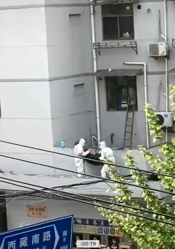 上海黄浦区西藏路一小区居民坠楼亡。（图片来源：视频截图）
