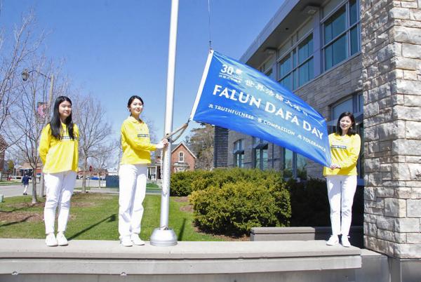 法轮功学员升旗。