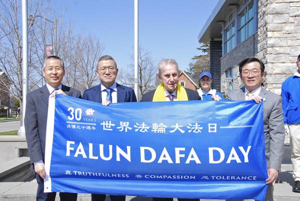 4月29日下午,安省米尔顿市政府举行升法轮大法日旗仪式,市长克兰茨(右二)亲自主持升旗仪式。