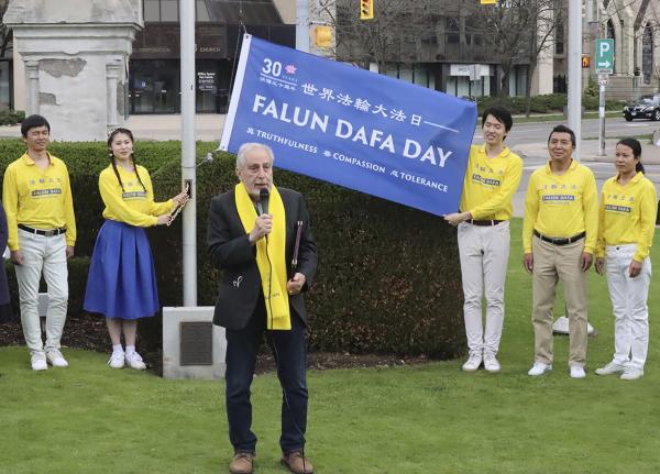 圣凯瑟琳市副市长加西亚(Carlos Garcia)在升旗仪式上宣读贺词。