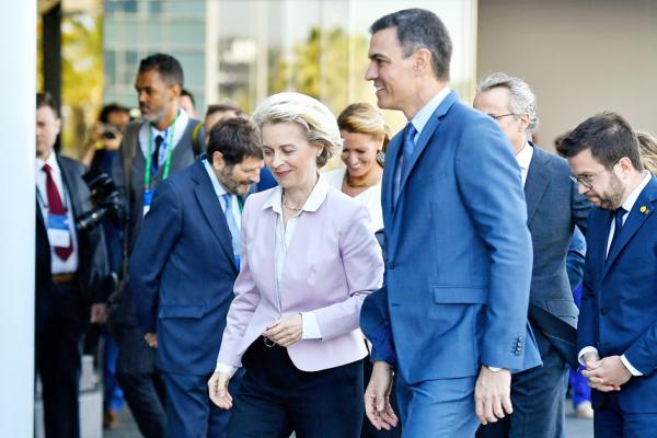 欧盟委员会主席乌尔苏拉•冯德莱恩(左)和西班牙首相佩德罗•桑切斯(右)(PAU BARRENA/AFP via Getty Images)