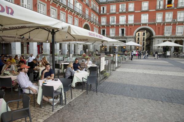 图为西班牙马德里,顾客坐在一家餐厅的露台上。(Pablo Blazquez Dominguez/Getty Images)