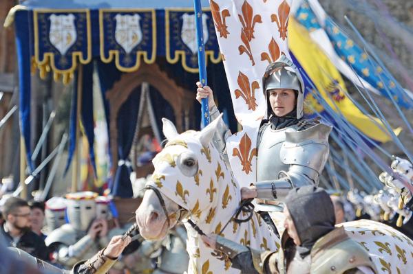 在法国Puy du Fou(普德赋)主题公园,一位扮演圣女贞德(Jeanne d'Arc)的女演员(JEAN-SEBASTIEN EVRARD/AFP via Getty Images)