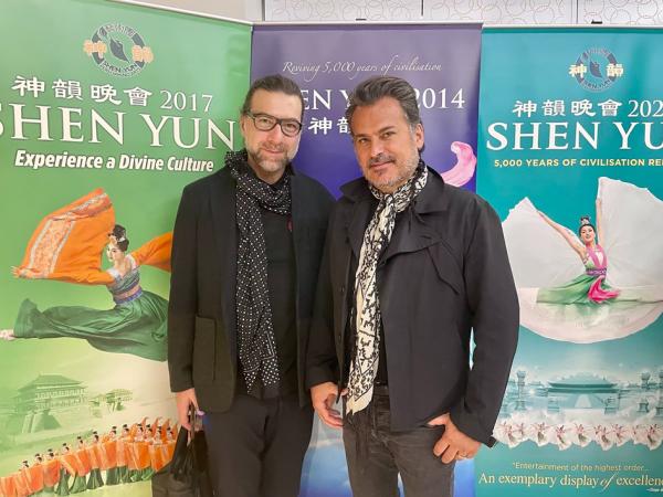 高级时装定做设计师Oscar Carvallo（右）