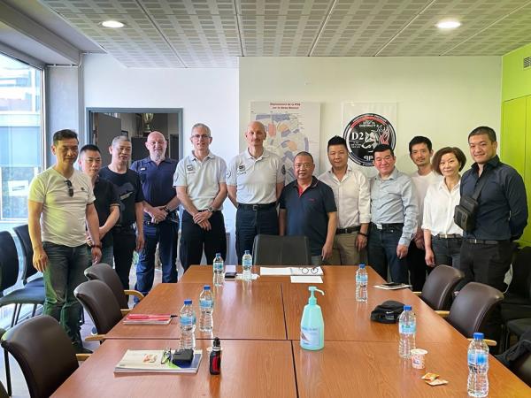 法国美丽城联合商会部分新老会员与巴黎20区警方会议后合影。(林莲怡/看中国)