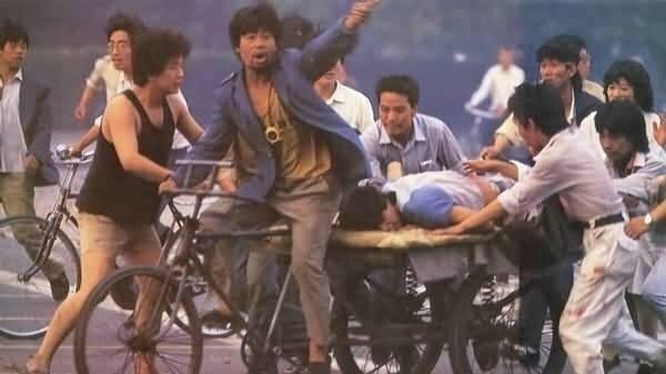 六四事件屠杀学生时,天安门广场血淋淋的场景,太震撼了!(网络图片)