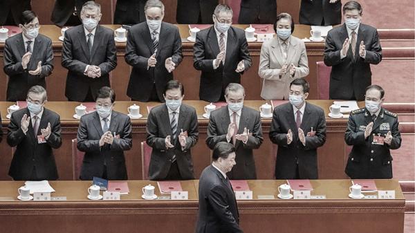 习近平与官员们出席两会。(Kevin Frayer/Getty Images)