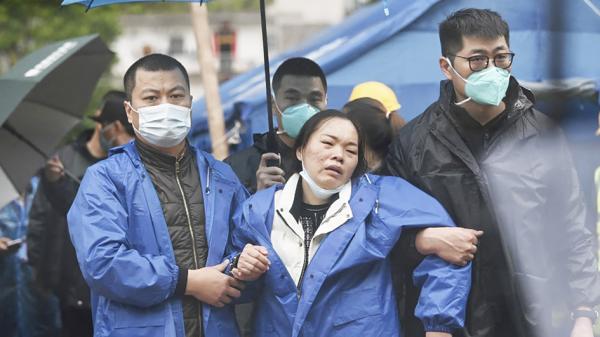 图为东航遇难者的家属。(NOEL CELIS/AFP via Getty Images)