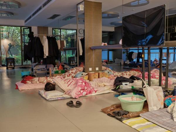 2022年4月13日,社区工作者在上海浦东一健身房打地铺(图片来源: LIU JIN/AFP via Getty Images)