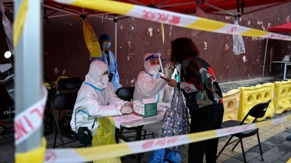 近日北京爆发新一波疫情,对此北京官方也不得不承认,当前北京疫情防控处于“最紧要关头”。(图片来源:JADE GAO/AFP via Getty Images)